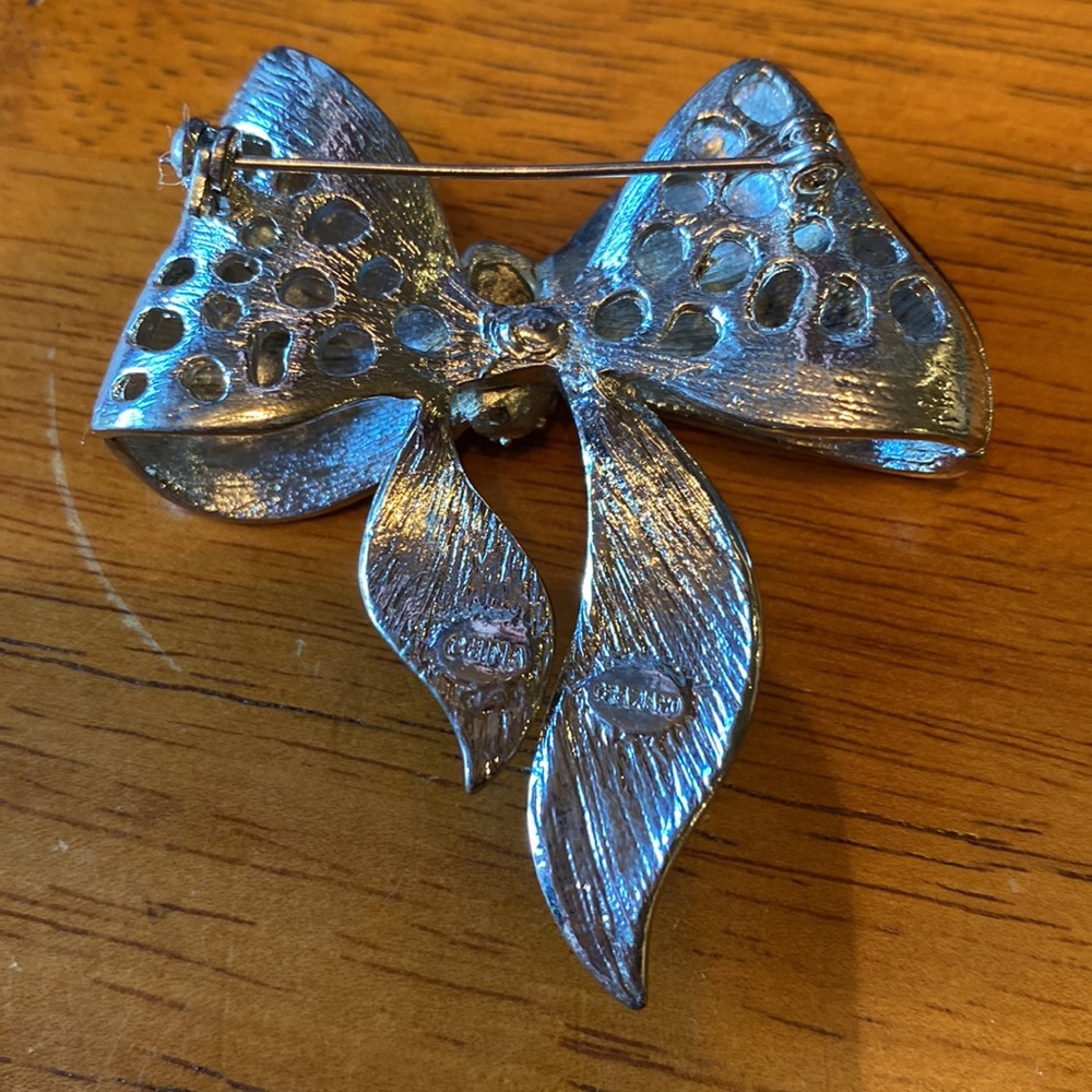 R.J. Graziano Beautiful, Bowtie, Bling Vintage Brooch - Picture 3 of 5
